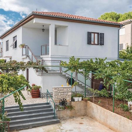 1 Bedroom Cozy Apartment In Pula Exterior foto